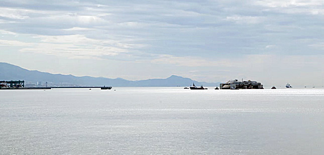 Concordia arrives in Genoa 